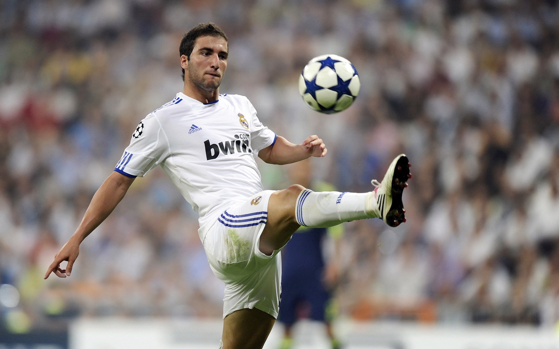 伯恩茅斯逆转战胜对手,斩获三分,伯恩茅斯图片